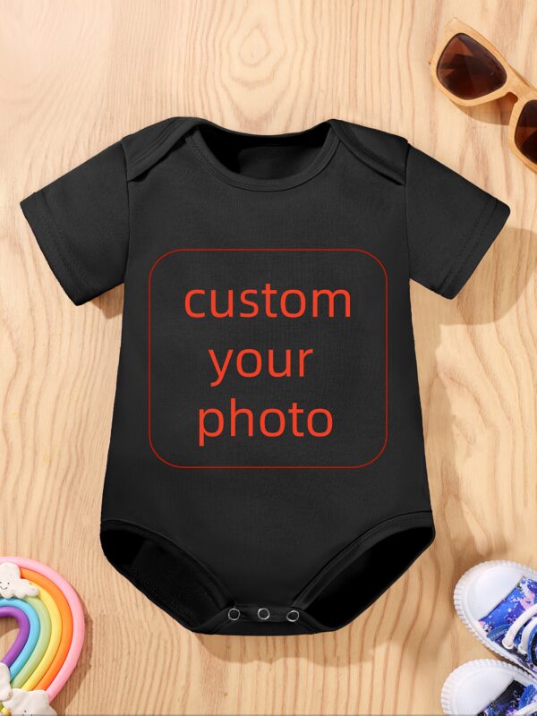 Body para Niños con Foto y Texto Personalizado - Pelele de Cuello Redondo Suave al 100% Poliéster, Regalo Personalizado para Cumpleaños, Anuncios, Baby Shower - Lavado a Mano/Limpieza en Seco, Ropa Infantil para Todas las Estaciones, Diseño Personalizado sobre Lienzo Blanco | Material Fácil de Cuidar, Ideal para Exteriores - Image 2